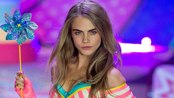 cara-delevingne-0dd0g25