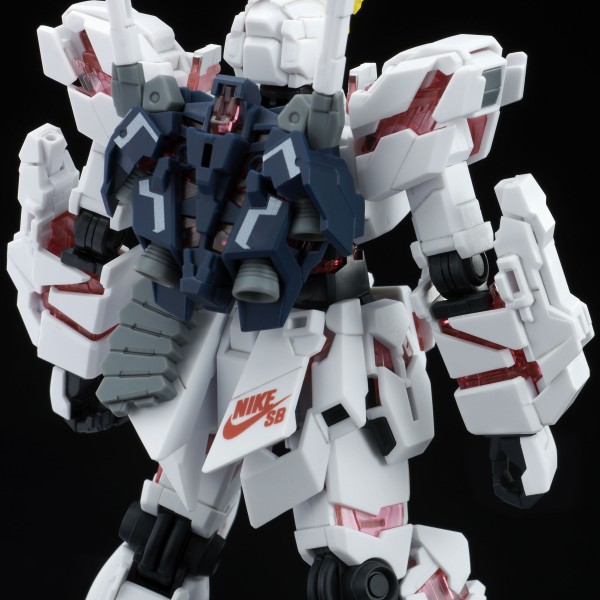 hg-1144-gundam-unicorn-gunpla-x-nike-sb-the-gundam-base-thailand-gallery (8)