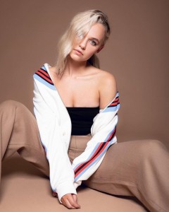 madison-iseman-athena-saint-seiya-knights-of-the-zodiac-live-action   (14)