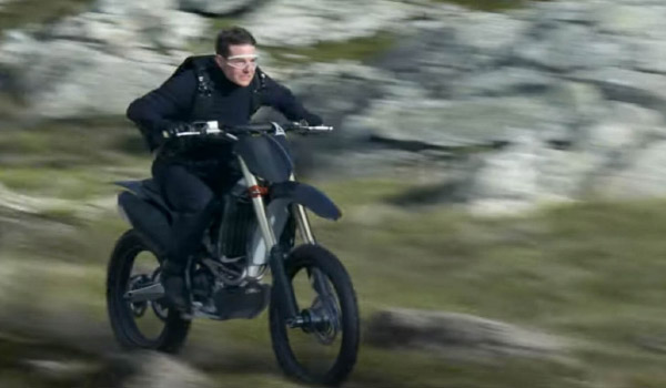 10-action-form-tom-cruise-scene-in-mission-impossible (11)