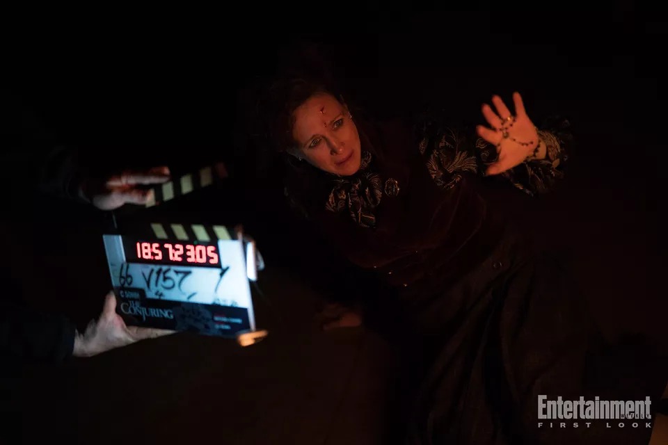 The-Conjuring-Cover-Stills-0