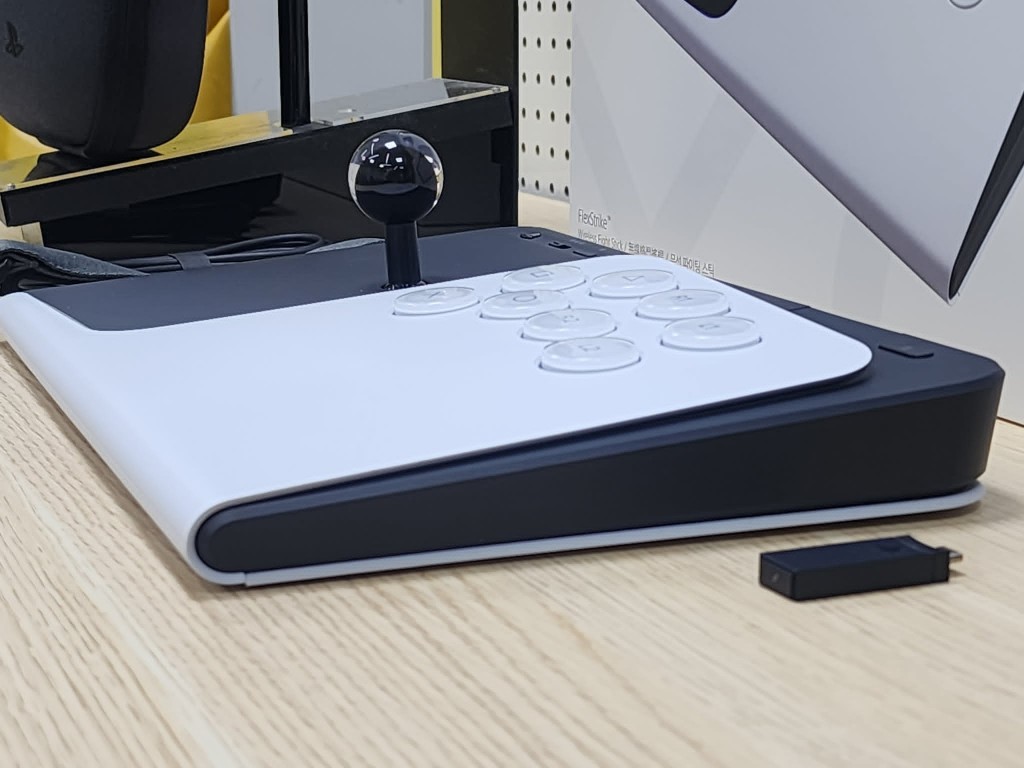 FlexStrike Wireless Fight Stick (10)